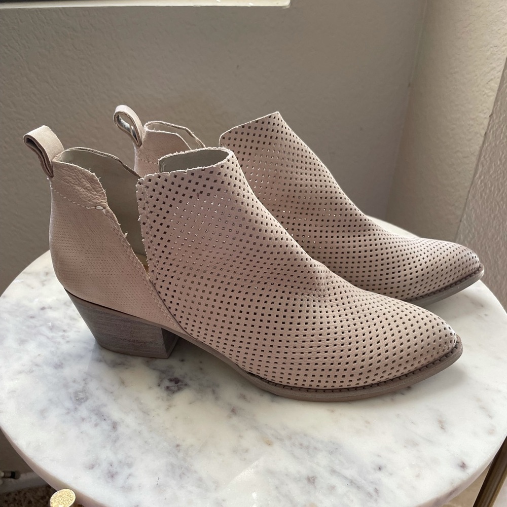 Dolce Vita Booties size 8